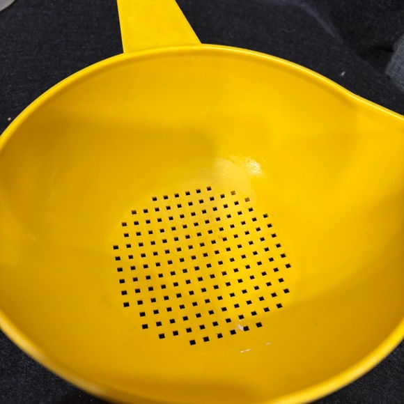 Vintage TUPPERWARE Yellow Quart Strainer Colander with Handle #1200-7 - Picture 4 of 4